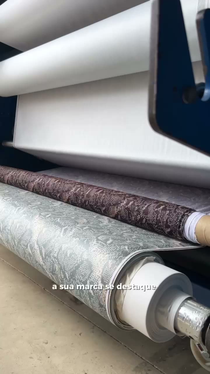 Tecido passando pelos cilindros na produção da MV