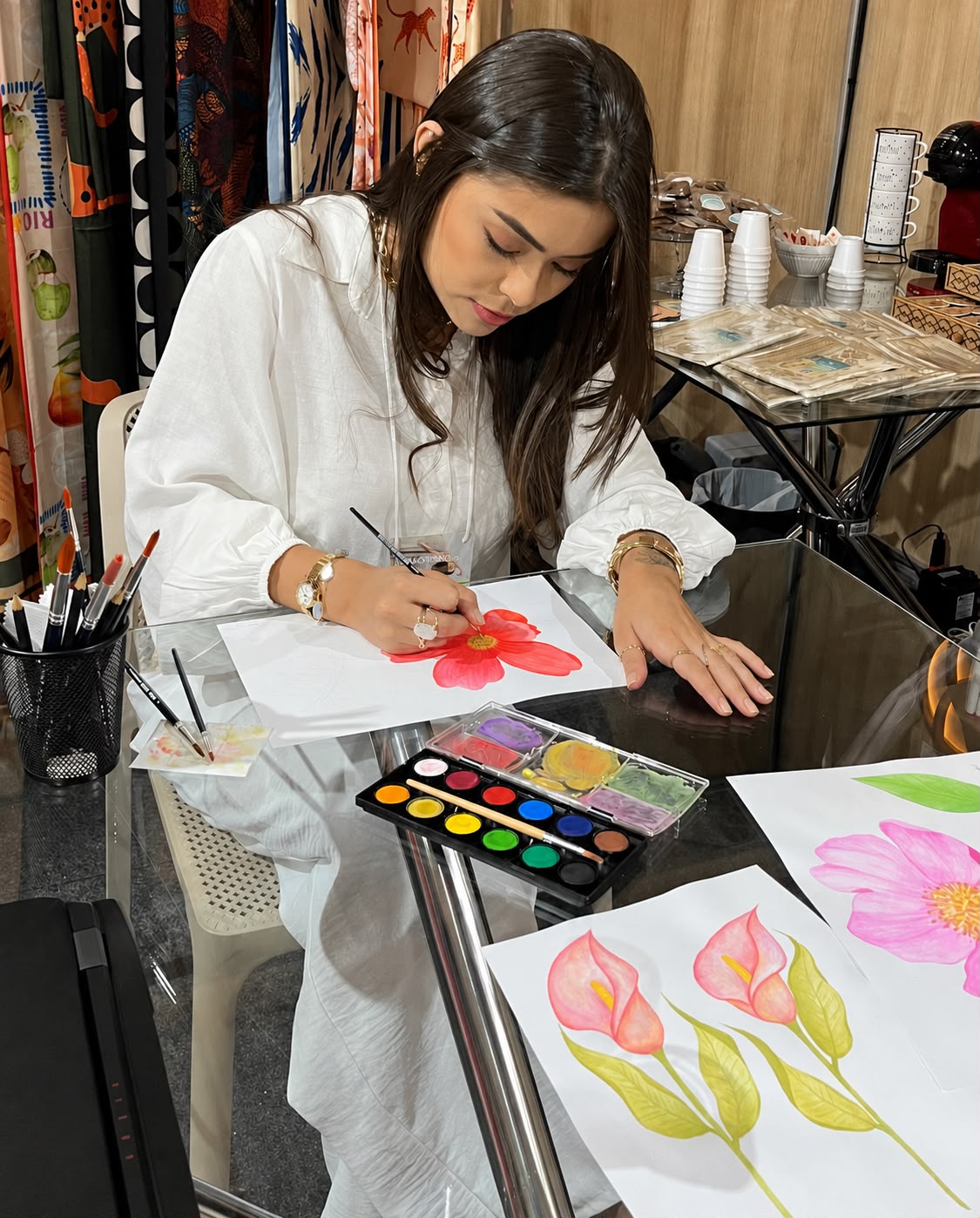 Designer da MV pintando à mão a arte de uma estampa floral