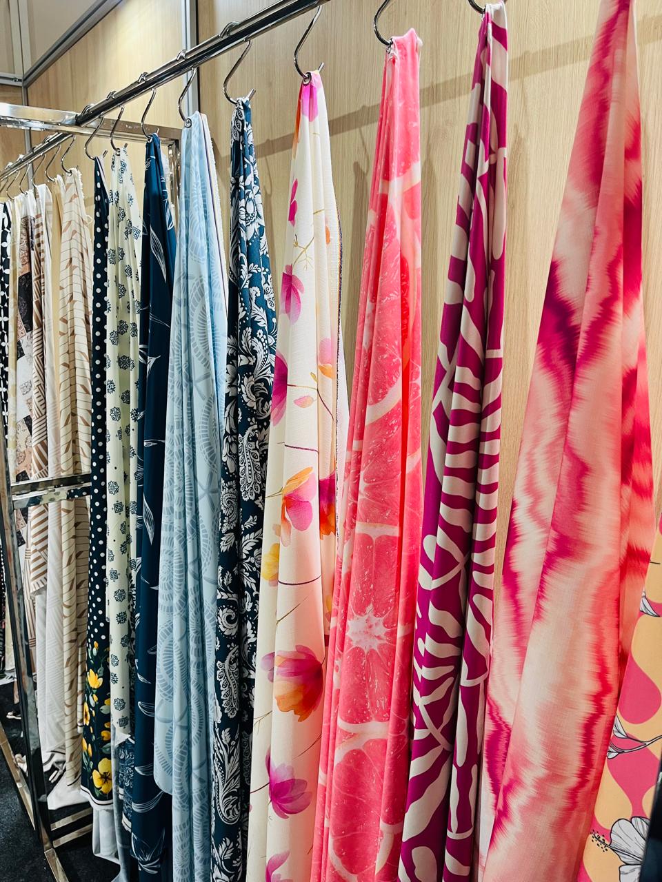 Arara com tecidos estampados prontos na MV Tecidos